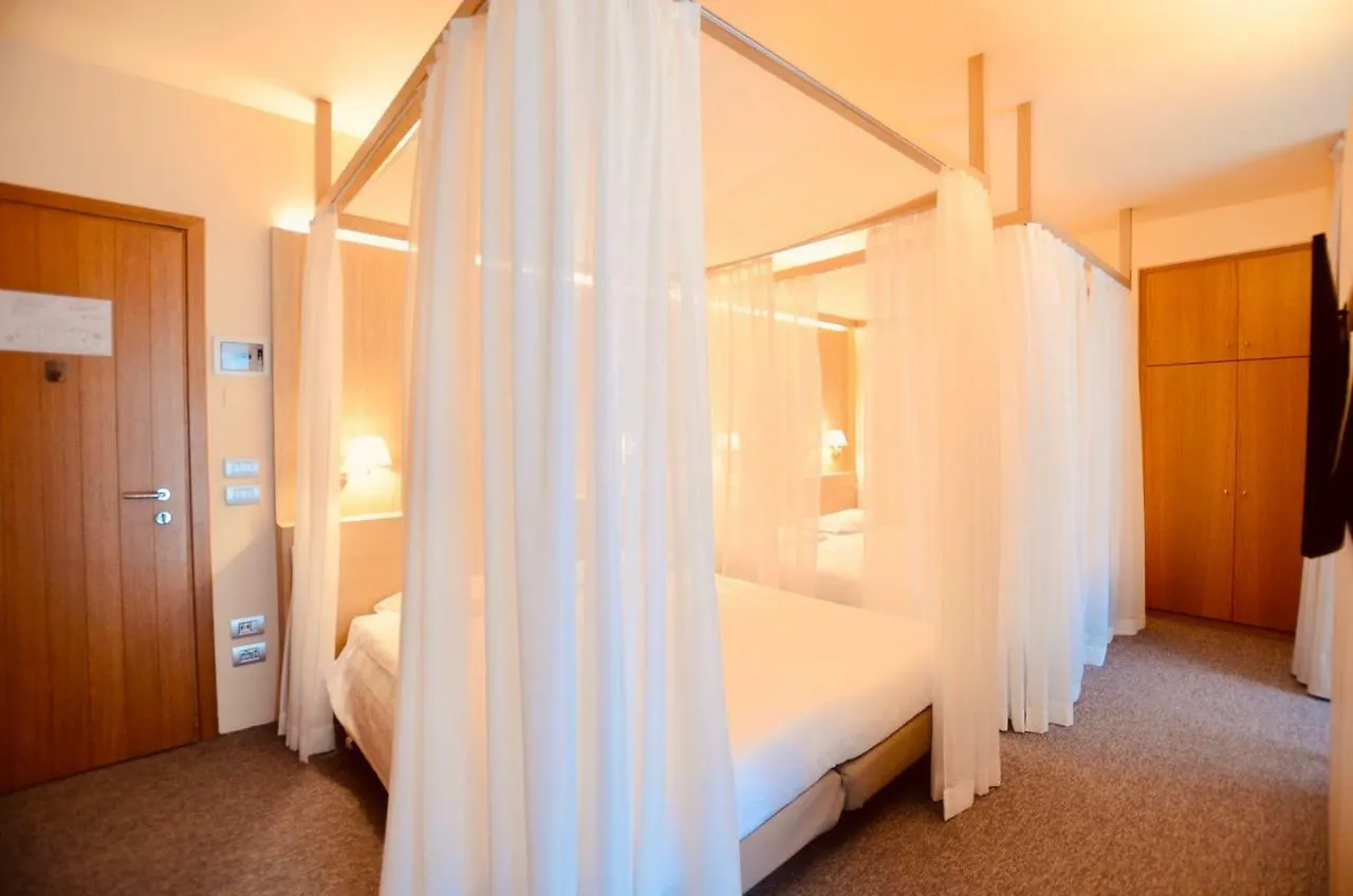Albergo Sorriso Darfo Boario Terme 3*,  Italy